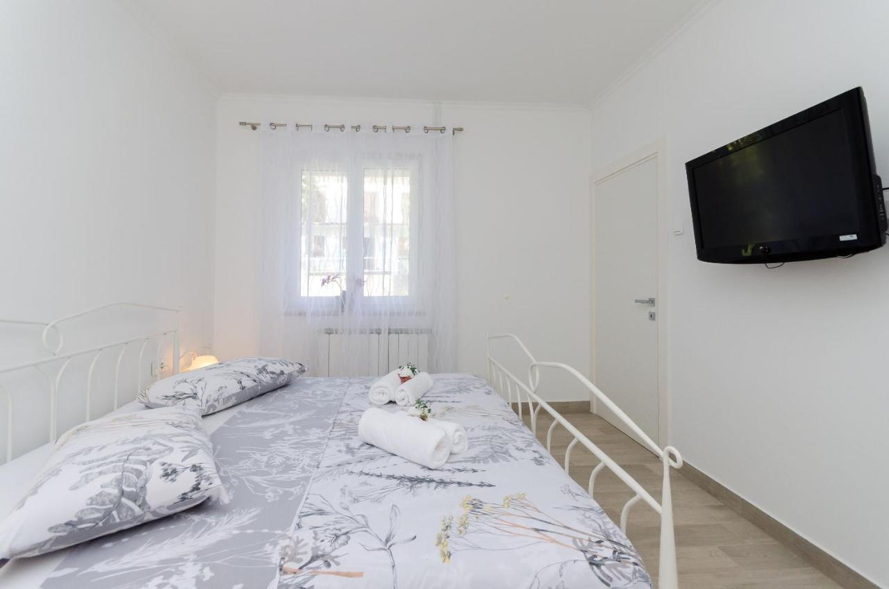 Apartment Zdenko ロヴィニ エクステリア 写真