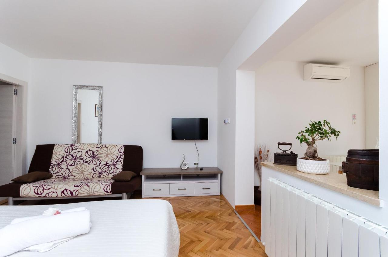Apartment Zdenko ロヴィニ エクステリア 写真