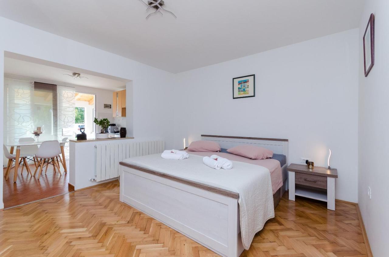Apartment Zdenko ロヴィニ エクステリア 写真