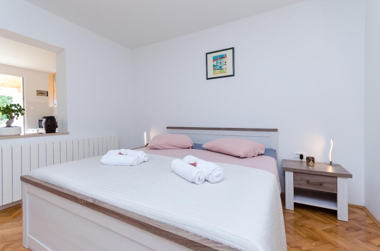 Apartment Zdenko ロヴィニ エクステリア 写真